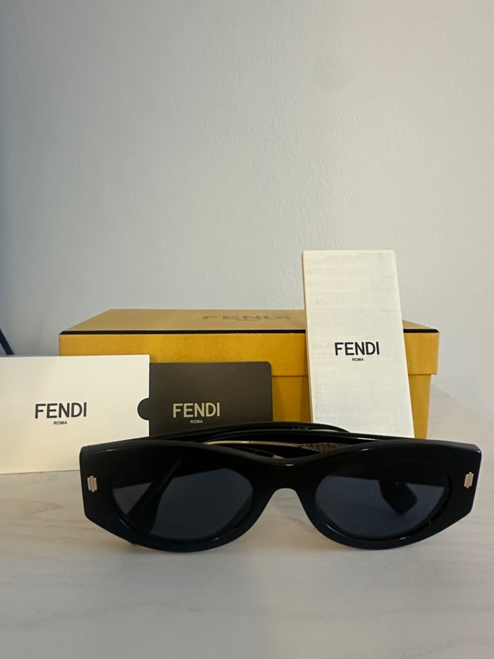 Fendi cat eye Oval 52mm black Sunglasses - Picture 2 of 10